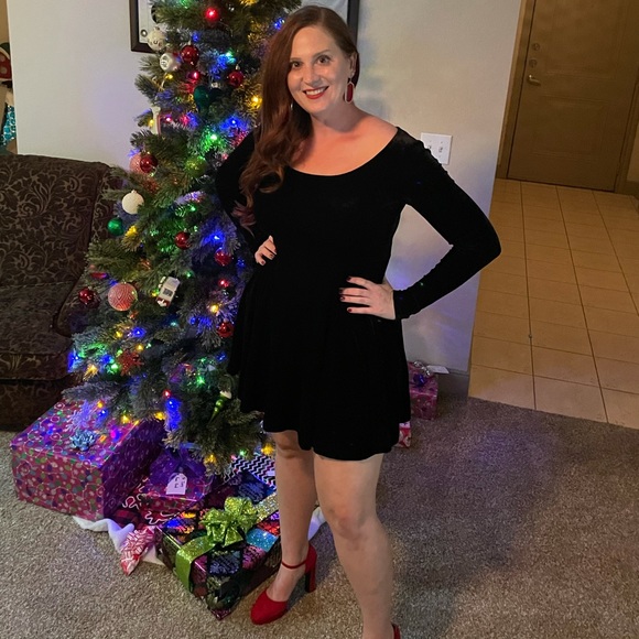 MEET YOUR POSHER - Picture 1 of 4